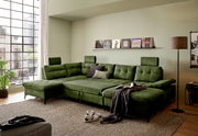 Groene hoekbank in een moderne woonkamer, gezien van linksvoor