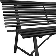 Schwarze Gartenbank aus Metall mit Lattenstruktur, seitliche Perspektive