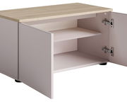 Offener Schrank mit zwei Türen, hellem Holzdeckel und zwei Einlegeböden, Perspektive von vorne rechts.