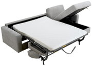 Graues Schlafsofa mit ausgeklappter Liegefläche und weißer Matratze, schräg von vorne aus erhöhter Perspektive dargestellt