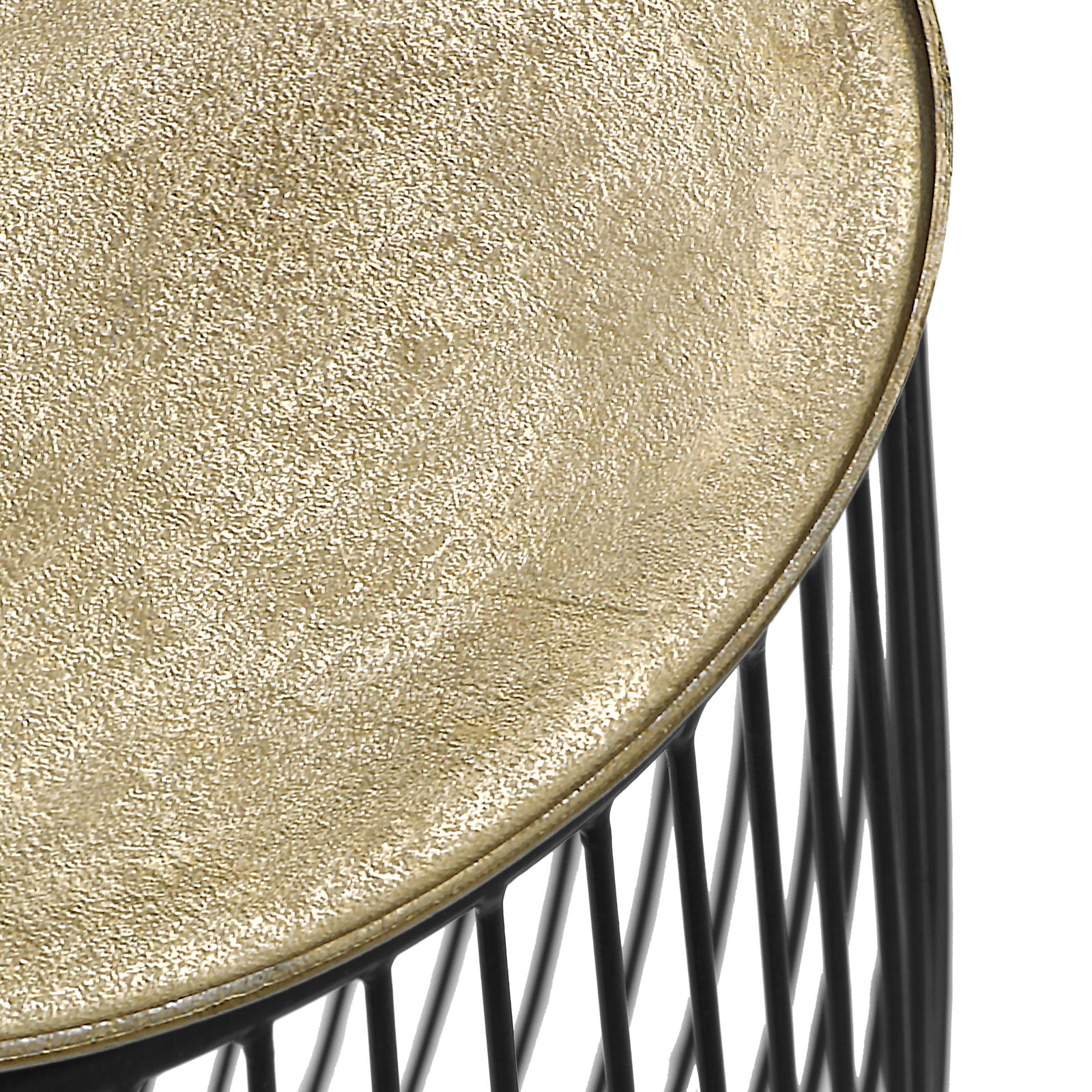 Nahaufnahme eines Beistelltisches mit goldener, strukturierter Oberfläche und schwarzem Drahtgestell, von oben betrachtet.
