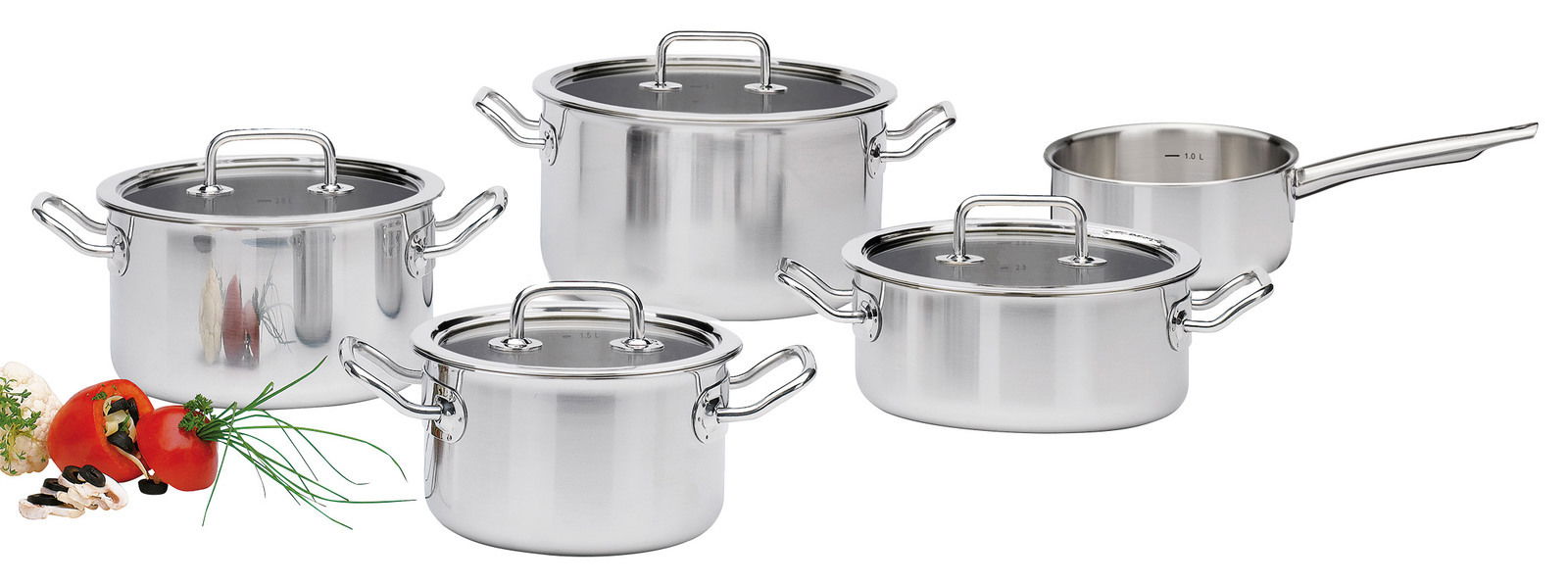 Fünfteiliges Topfset Brigade Basic aus Edelstahl, bestehend aus vier Töpfen mit Deckeln und einer Stielkasserolle, in einer leicht seitlichen Perspektive präsentiert.