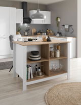 Moderne Kücheninsel mit Holzarbeitsplatte und offenen Regalen, gefüllt mit Geschirr und Dekorationen, in einer stilvollen Küche. Perspektive von vorne.