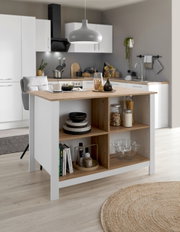 Moderne Kücheninsel mit Holzarbeitsplatte und offenen Regalen, gefüllt mit Geschirr und Dekorationen, in einer stilvollen Küche. Perspektive von vorne.