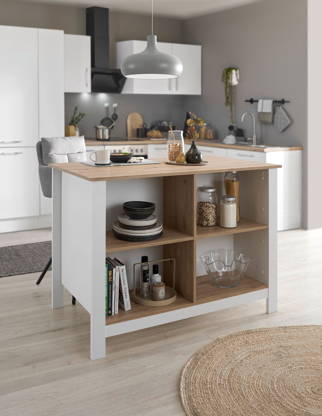 Moderne Kücheninsel mit Holzarbeitsplatte und offenen Regalen, gefüllt mit Geschirr und Dekorationen, in einer stilvollen Küche. Perspektive von vorne.