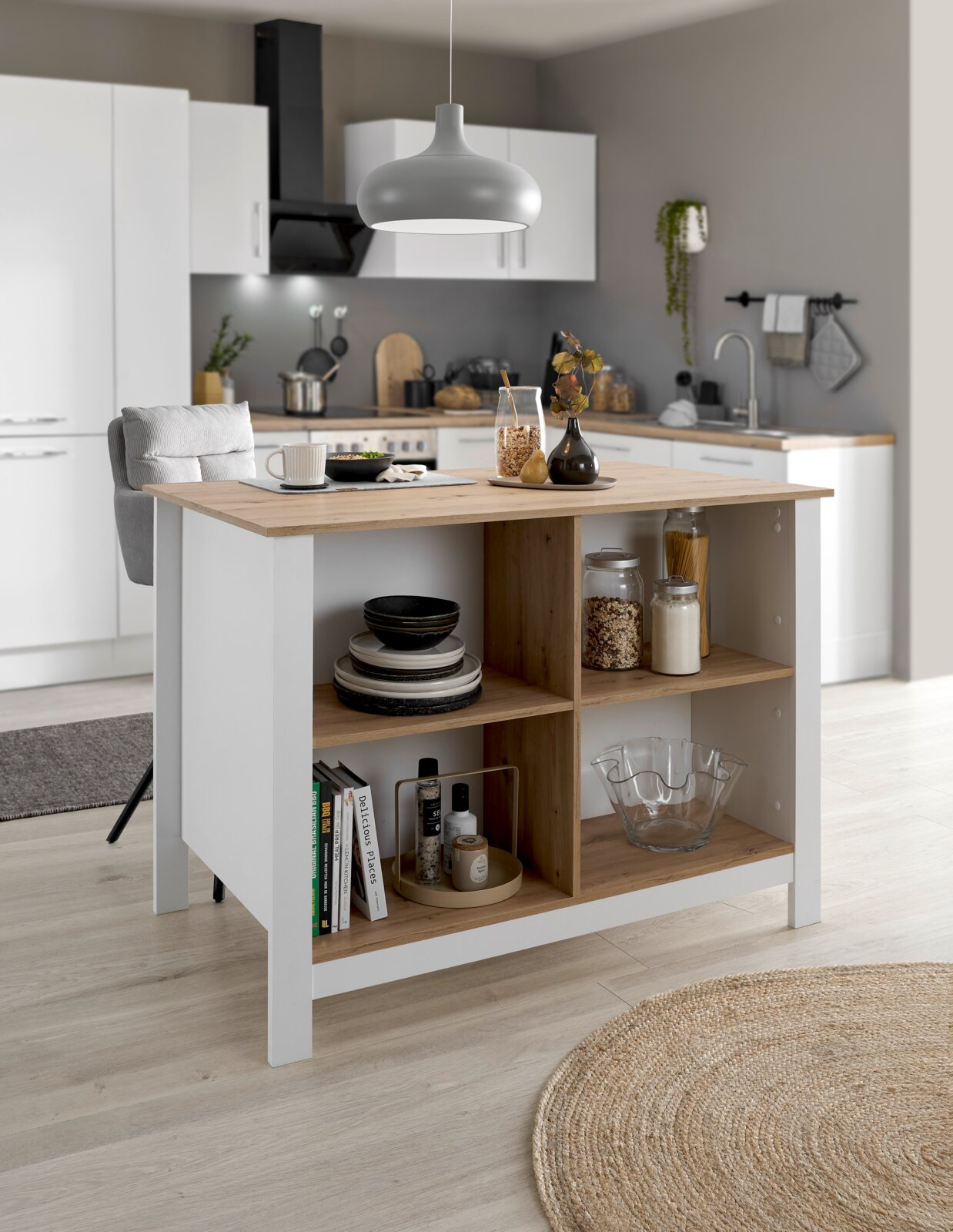 Smartkitchen Keukeneiland SUGAR Een modern kookeiland met een houten werkblad en open planken vol serviesgoed en decoraties, in een stijlvolle keuken. Aanzicht van voren.