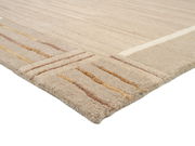 Nahaufnahme eines Wollteppichs mit dezenten Streifen in Beige- und Brauntönen, perspektivisch von der Ecke aus gesehen.