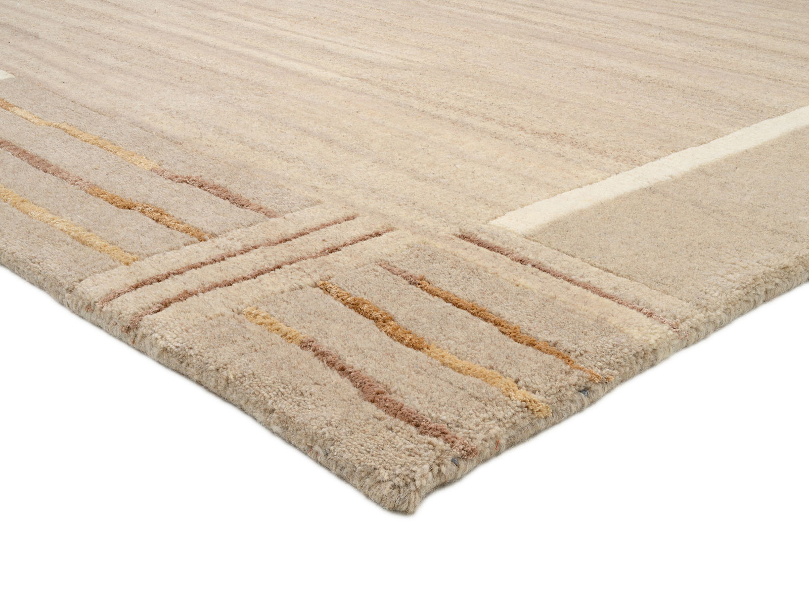 Nahaufnahme eines Wollteppichs mit dezenten Streifen in Beige- und Brauntönen, perspektivisch von der Ecke aus gesehen.