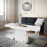 Moderner weißer Couchtisch in einem stilvollen Wohnzimmer, seitliche Perspektive.