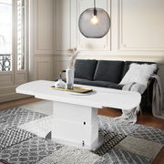 Moderner weißer Couchtisch in einem stilvollen Wohnzimmer, seitliche Perspektive.