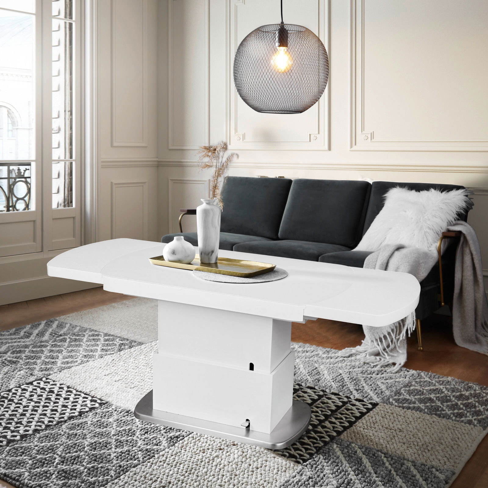 Moderner weißer Couchtisch in einem stilvollen Wohnzimmer, seitliche Perspektive.
