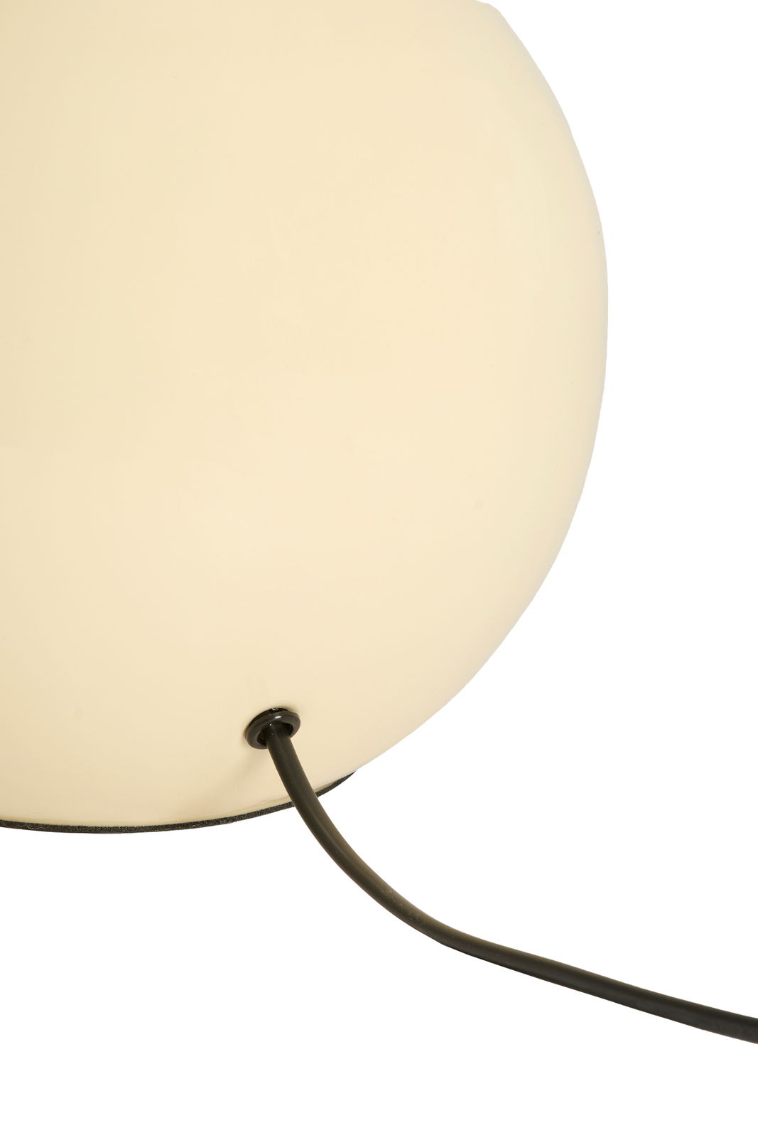 Nahaufnahme eines runden, cremefarbenen Lampenfußes mit schwarzem Kabel, seitliche Perspektive.