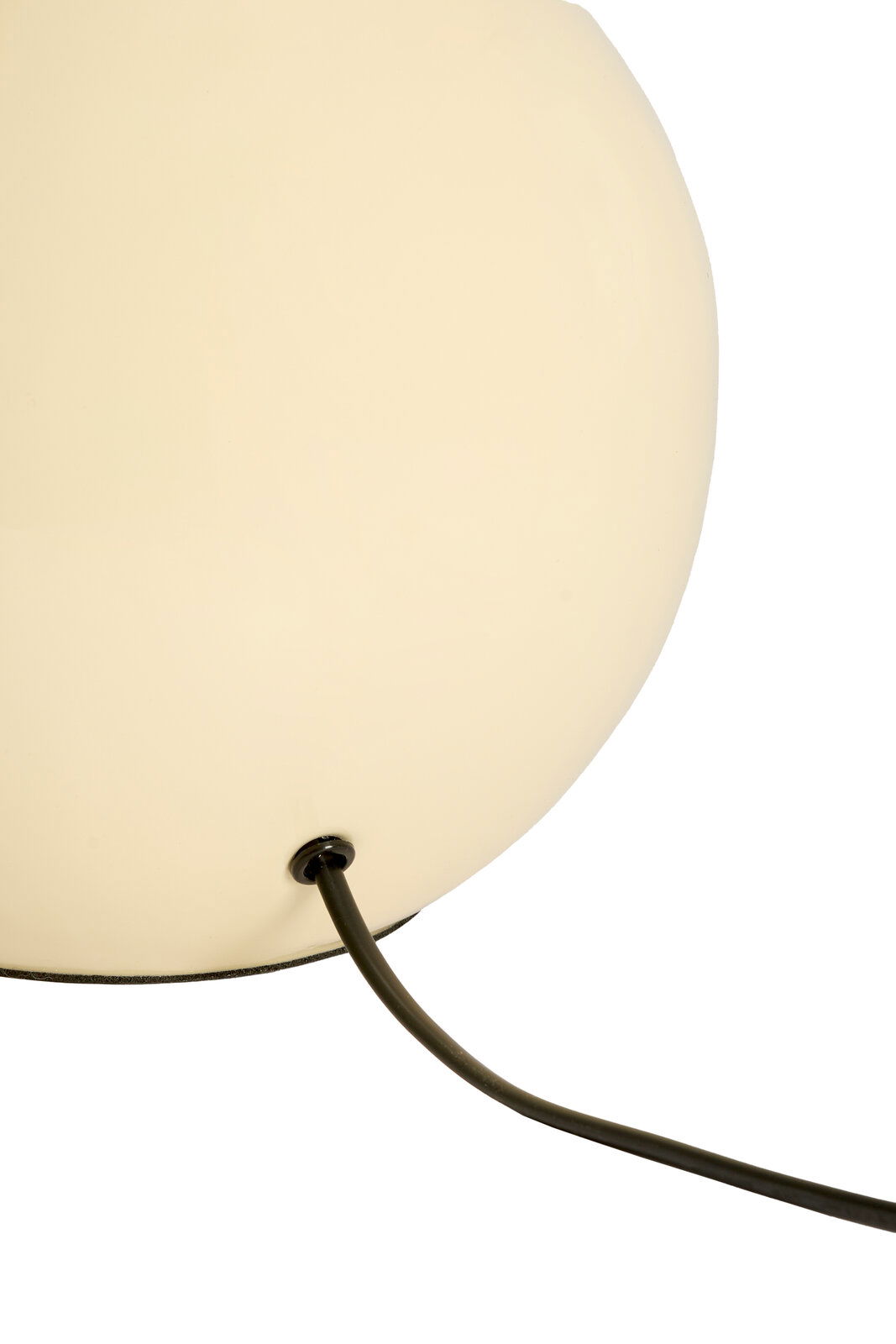 Nahaufnahme eines runden, cremefarbenen Lampenfußes mit schwarzem Kabel, seitliche Perspektive.