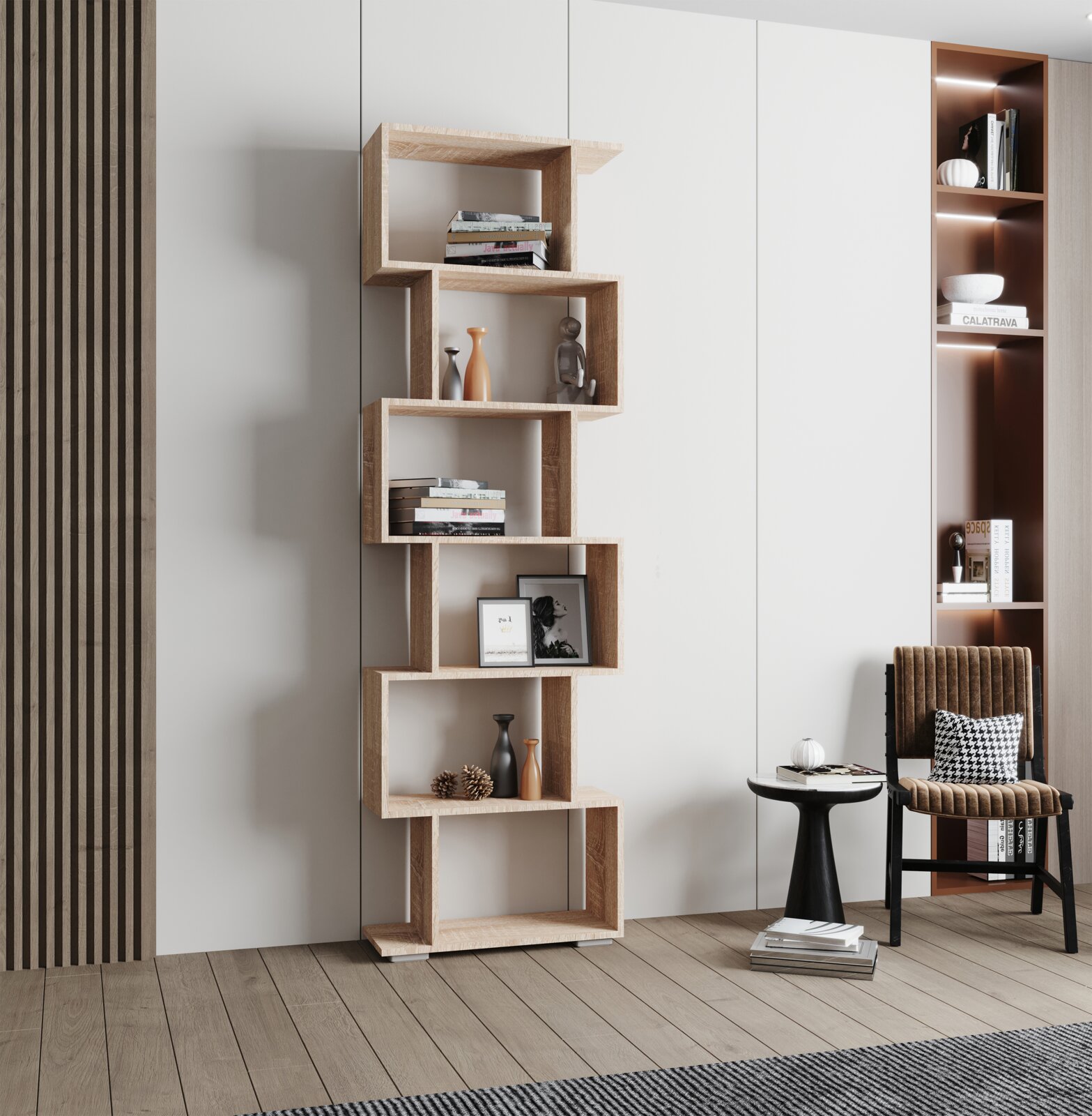 Modernes, asymmetrisches Standregal aus hellem Holz mit versetzten offenen Fächern, dekoriert mit Büchern und Vasen, im Wohnzimmer vor heller Wand – frontale Ansicht mit leichter Perspektive von rechts.