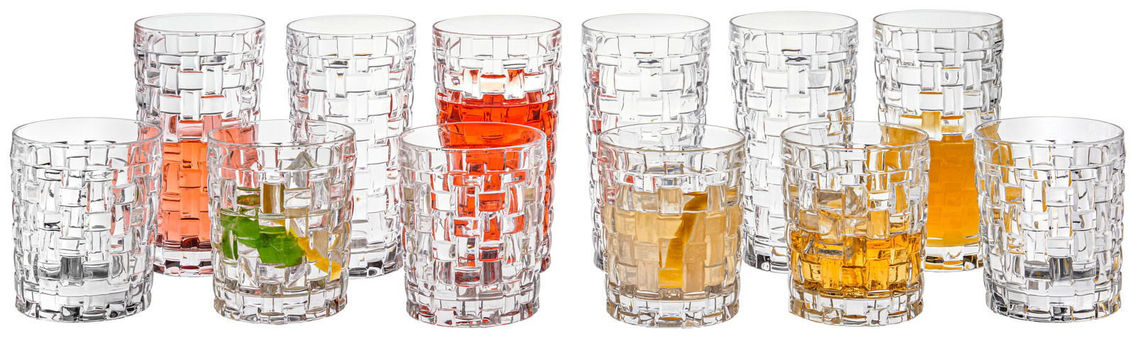 Vorderansicht eines 12-teiligen Becher-Sets Bossa Nova mit gewebtem Muster, gefüllt mit verschiedenen Getränken.