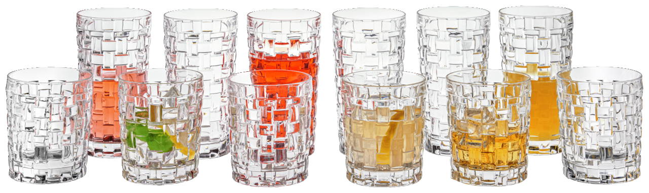 Vorderansicht eines 12-teiligen Becher-Sets Bossa Nova mit gewebtem Muster, gefüllt mit verschiedenen Getränken.