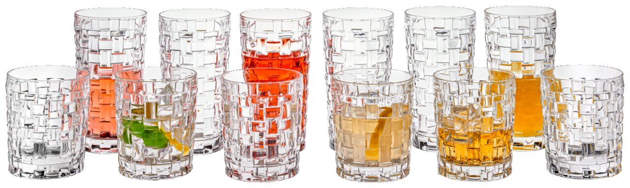Vorderansicht eines 12-teiligen Becher-Sets Bossa Nova mit gewebtem Muster, gefüllt mit verschiedenen Getränken.