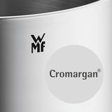Nahaufnahme eines Topfes aus Cromargan Edelstahl mit WMF-Logo, seitliche Perspektive