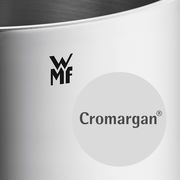 Nahaufnahme eines Topfes aus Cromargan Edelstahl mit WMF-Logo, seitliche Perspektive