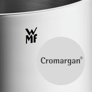 Close-up van een pan van Cromargan-roestvrij staal met het WMF-logo, zijaanzicht