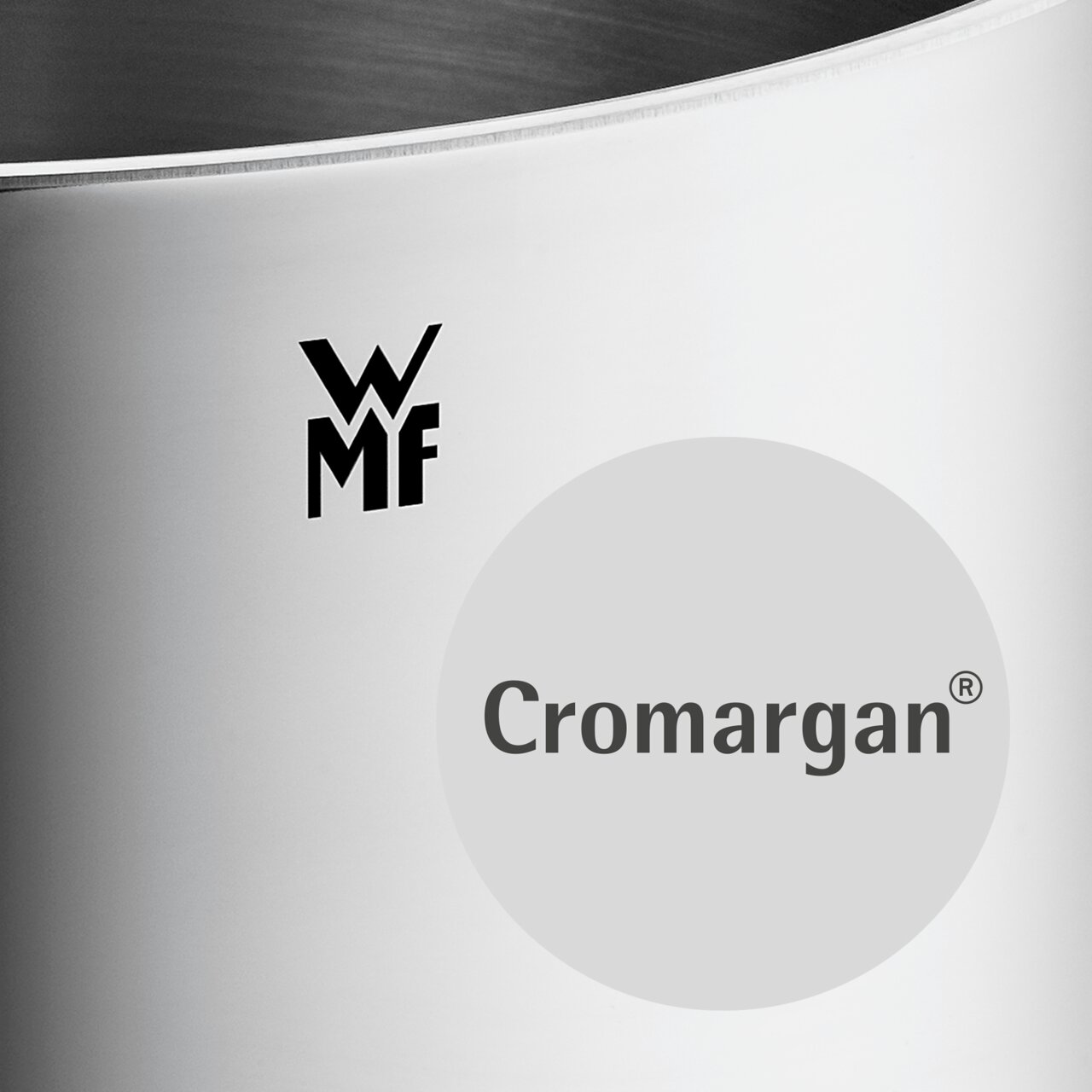 Close-up van een pan van Cromargan-roestvrij staal met het WMF-logo, zijaanzicht