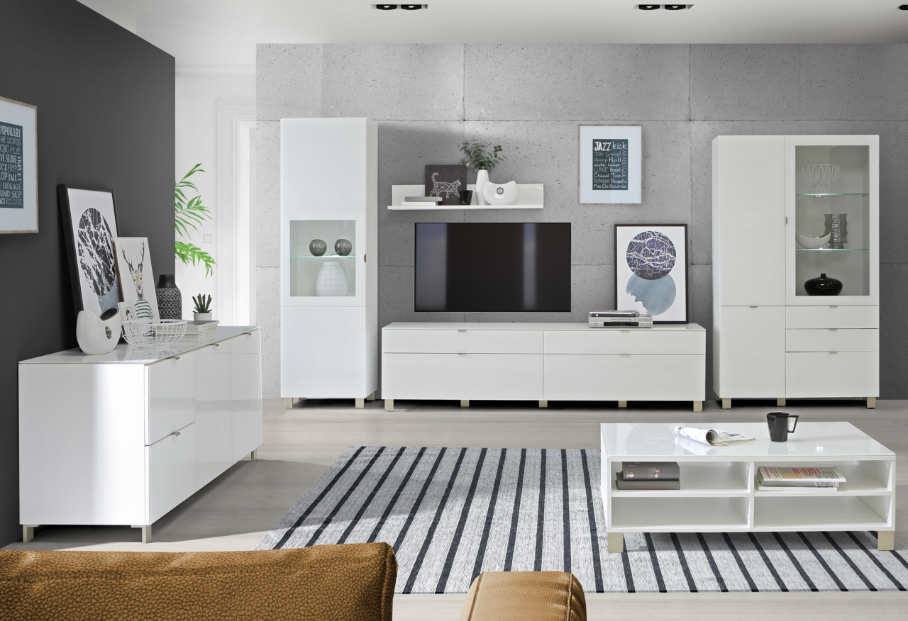 Hom´in Couchtisch POOLE Moderne Wohnzimmermöbel in Weiß, bestehend aus einem TV-Lowboard, Hängeschränken, Vitrinen und einem Couchtisch, aus der Perspektive eines gemütlichen Wohnzimmers.