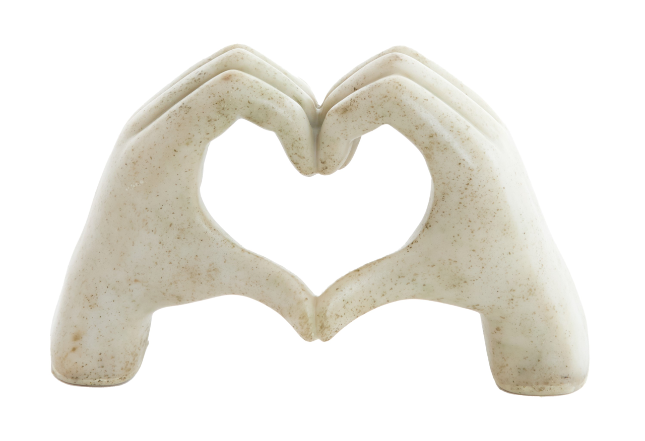 Zwei Hände aus Stein formen ein Herz, Frontalansicht