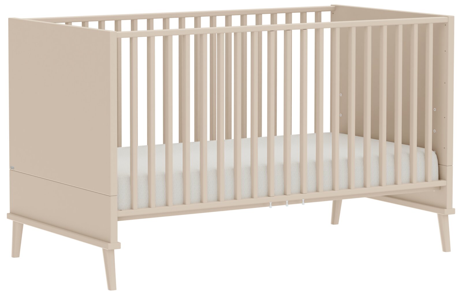Beiges Babybett mit Gitterseiten und weißen Matratzeinlage, skandinavisches Design mit schrägen Holzbeinen, freigestellt in Frontansicht leicht von links