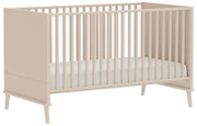 Beiges Babybett mit Gitterseiten und weißen Matratzeinlage, skandinavisches Design mit schrägen Holzbeinen, freigestellt in Frontansicht leicht von links