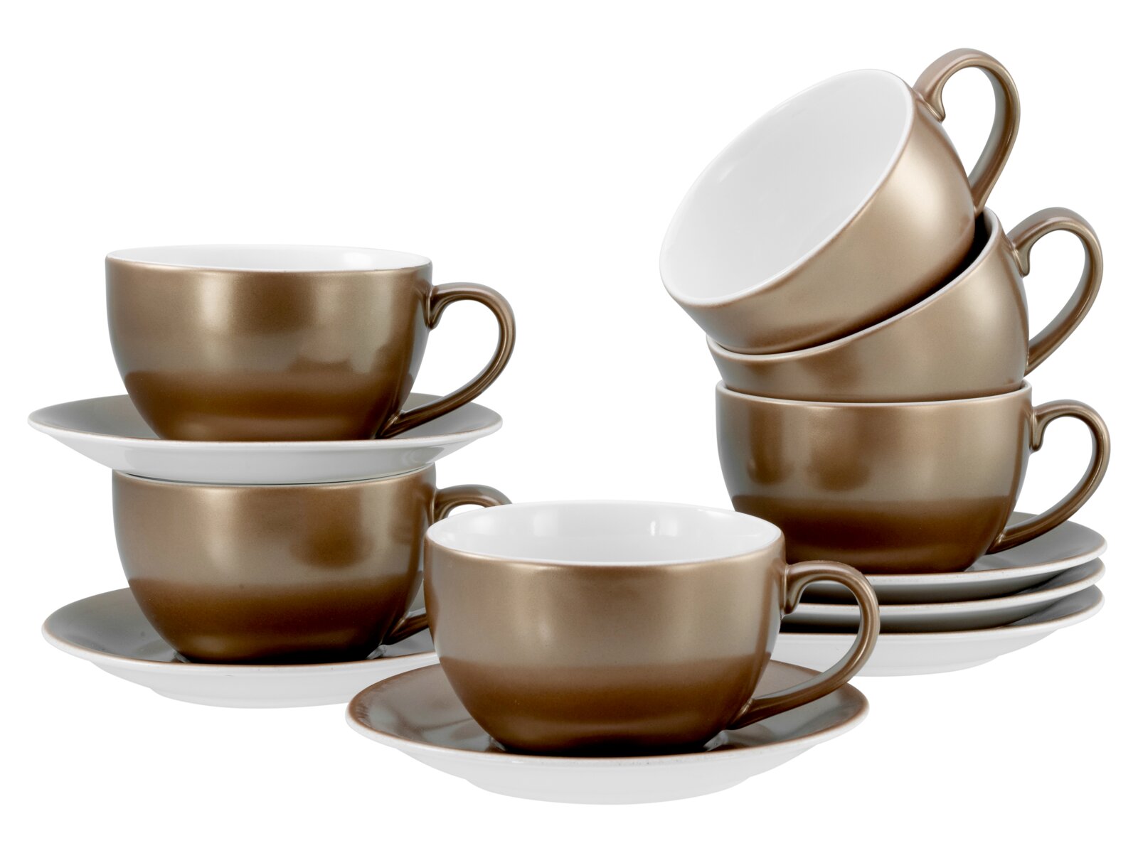 Mehrteiliges Set aus braun-goldenen Kaffeetassen mit Untertassen, teils gestapelt, Studioaufnahme in leichter Seitenansicht (3/4-Perspektive) vor weißem Hintergrund