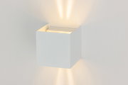 Moderne LED-Wandleuchte in Weiß, die sowohl nach oben als auch nach unten Licht abstrahlt. Perspektive von der Seite.