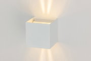 Moderne LED-Wandleuchte in Weiß, die sowohl nach oben als auch nach unten Licht abstrahlt. Perspektive von der Seite.