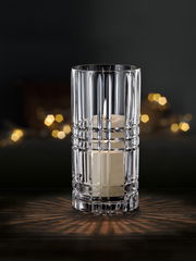 Kristallklare Vase oder Windlicht mit Kerze, frontal fotografiert, auf dunklem Hintergrund mit Lichteffekten.