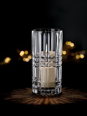 Kristallklare Vase oder Windlicht mit Kerze, frontal fotografiert, auf dunklem Hintergrund mit Lichteffekten.