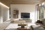 Moderne woonkamer met tv-wand, zwevend dressoir in grijs en hout en een verlichte vitrinekast; vooraanzicht op de tv-wand