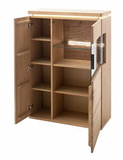 Offenes Highboard aus Holz mit mehreren Fächern und Glaseinsatz, frontale Perspektive.