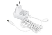 Weißes Netzteil mit Kabel und Eurostecker, seitliche Perspektive