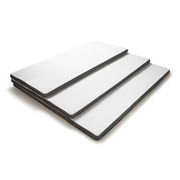 Drei gestapelte Matratzenauflagen in verschiedenen Größen, perspektivisch von der Seite fotografiert.