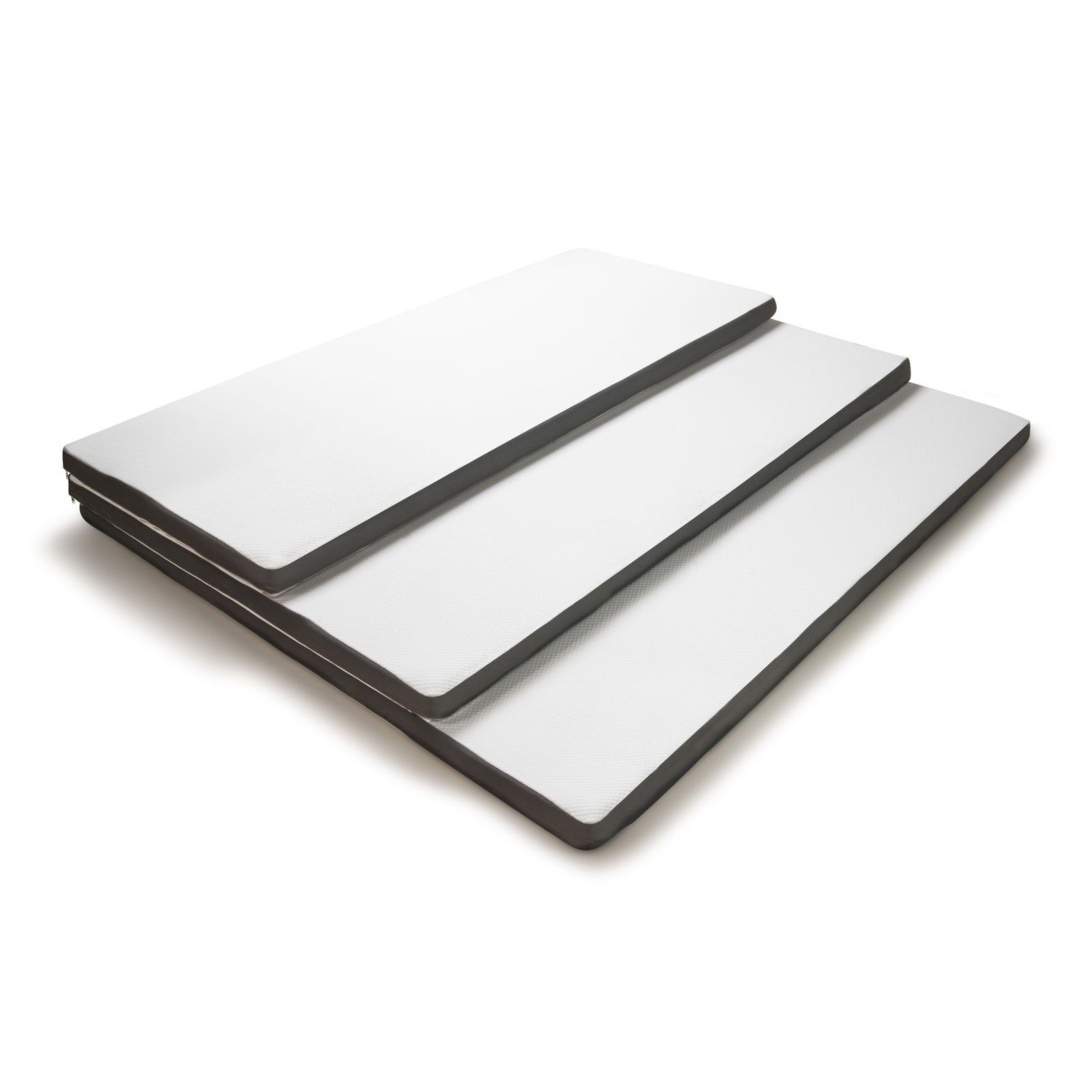 Drei gestapelte Matratzenauflagen in verschiedenen Größen, perspektivisch von der Seite fotografiert.