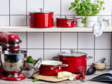 Rotes 4-teiliges Topfset in moderner Küche, seitliche Perspektive