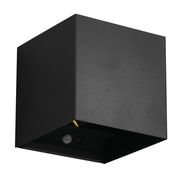 Schwarze, würfelförmige Akku-Wandleuchte TALENT aus seitlicher Perspektive