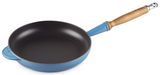 Blaue Bratpfanne mit Holzgriff, seitliche Perspektive