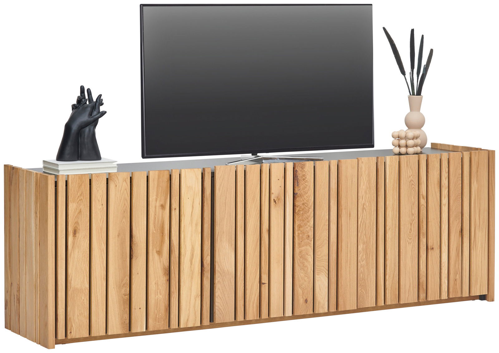 TV-Lowboard aus Holz mit vertikalen Lamellen, dekoriert mit einer schwarzen Skulptur und einer Vase, frontal betrachtet