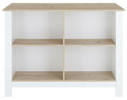 Kücheninsel mit weißem Korpus und naturfarbener Holzoberfläche, frontal betrachtet, mit offenen Regalfächern.