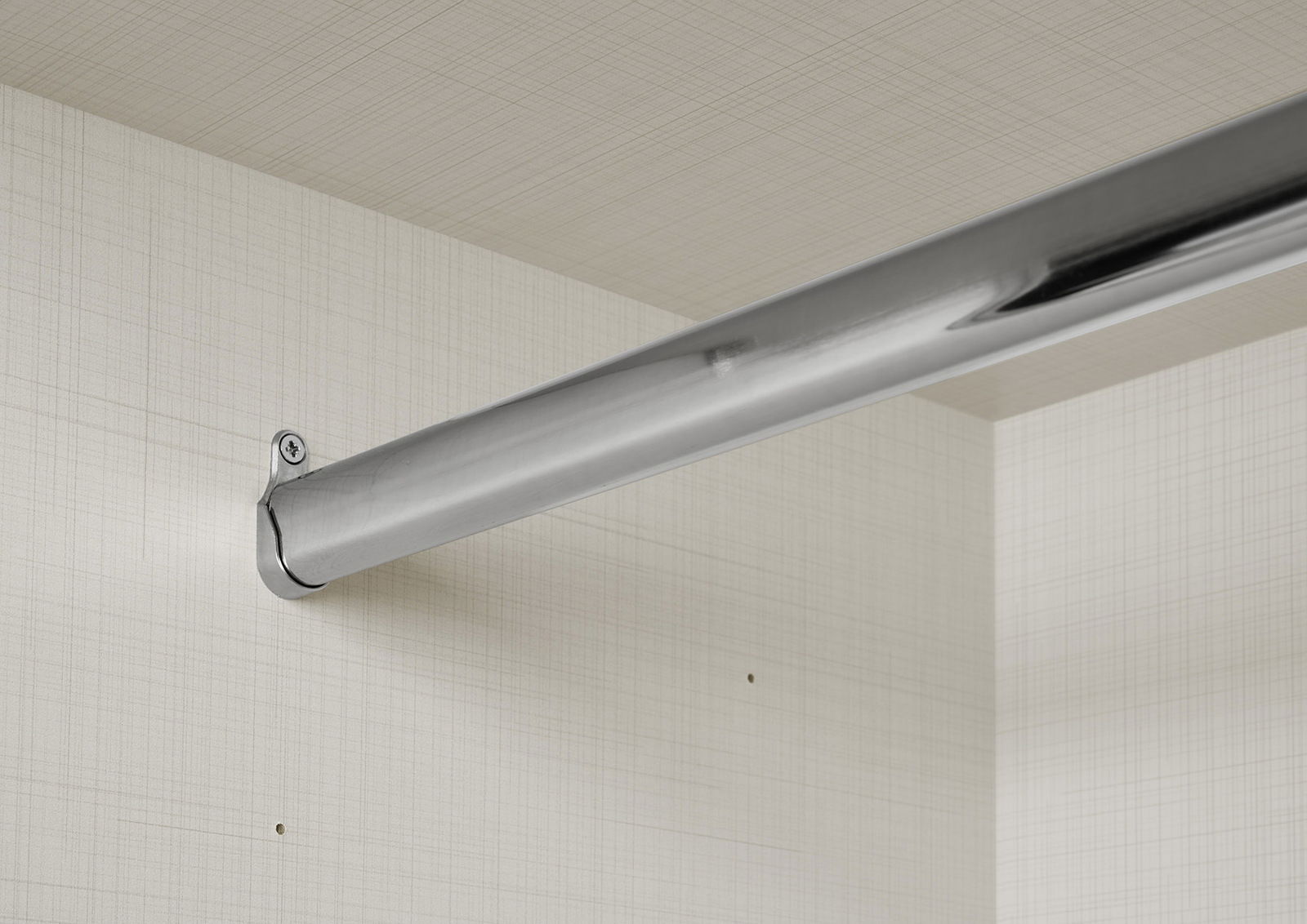 Nahaufnahme einer Kleiderstange im Inneren eines Schwebetürenschranks, perspektivisch von unten aufgenommen.