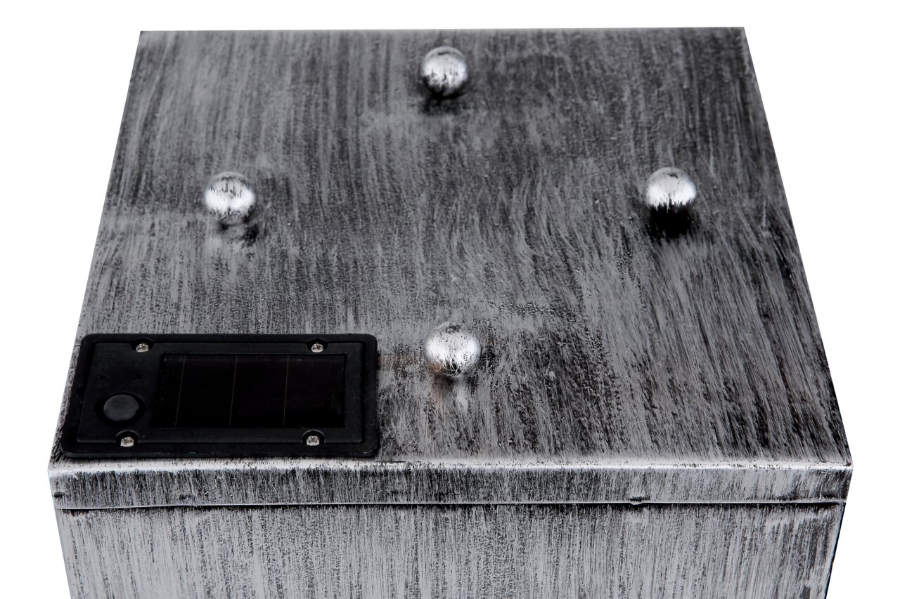 Nahaufnahme einer Solarleuchte mit metallischer Oberfläche und kleinen Kugeln, von oben betrachtet.