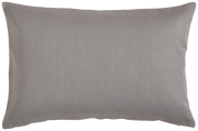 Graue Outdoor-Kissenhülle in rechteckiger Form, frontal fotografiert.