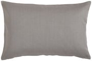 Graue Outdoor-Kissenhülle in rechteckiger Form, frontal fotografiert.