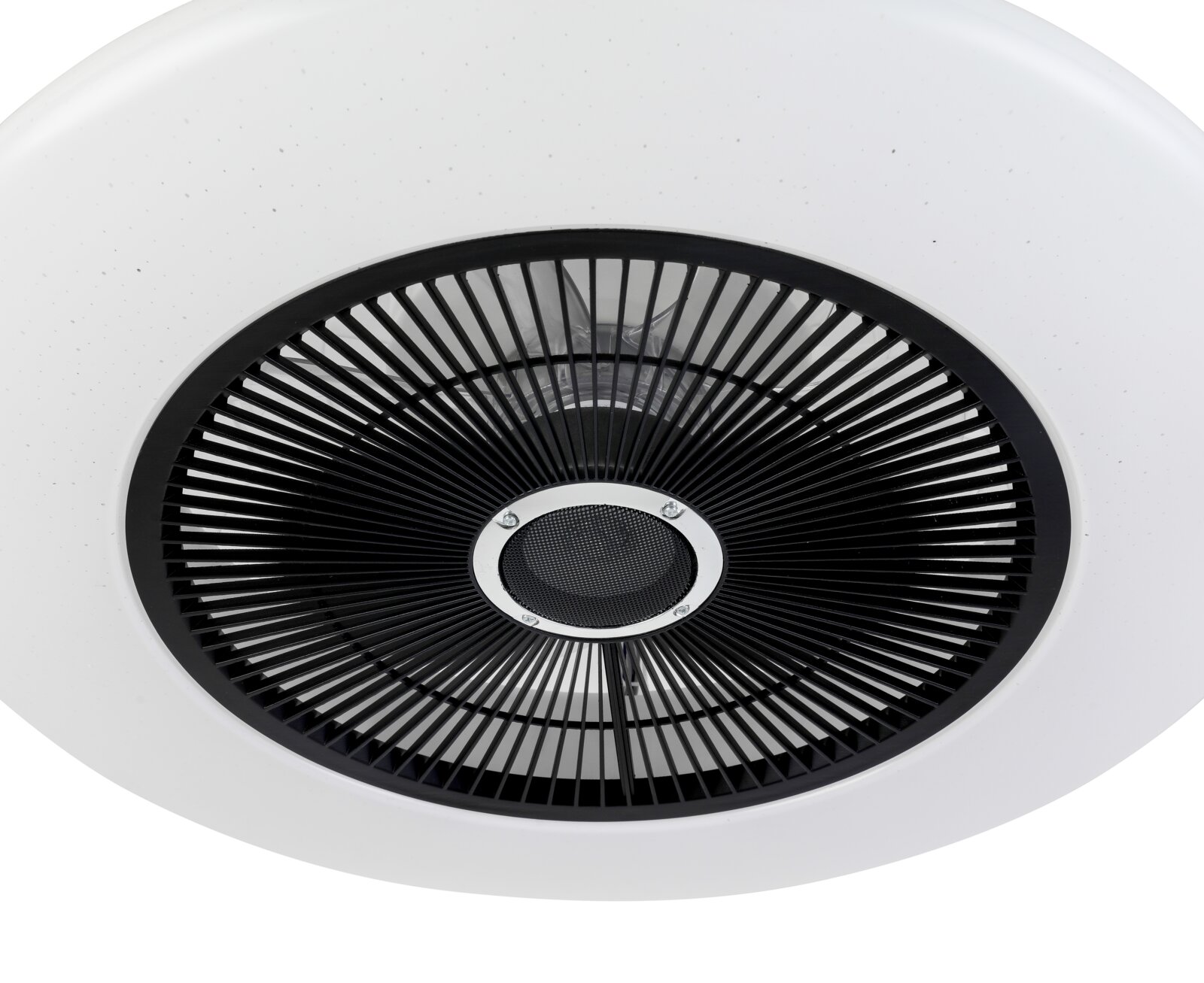 Nahaufnahme eines modernen Deckenventilators von unten, mit schwarzem Gitter und weißem Gehäuse.