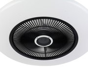 Nahaufnahme eines modernen Deckenventilators von unten, mit schwarzem Gitter und weißem Gehäuse.